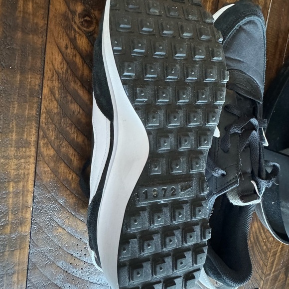 Nike Waffle Shoes - Picture 2 of 4